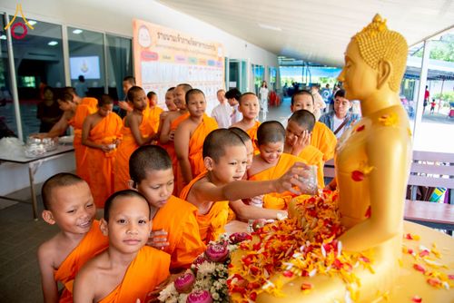 ภาพ No.218120:วันอาทิตย์ที่ 13 เมษายน พ.ศ. 2568 พิธีตักบาตรฉลองสามเณรใหม่ 75 รูป เนื่องในวันสงกรานต์ (โครงการบรรพชาสามเณรฟื้นฟูพระพุทธศาสนาทั่วไทย ประจำปีพุทธศักราช 2568) ณ ศูนย์ปฏิบัติธรรมระยอง(บ้านช่องลม) ตำบลบางบุตร อำเภอบ้านค่าย จังหวัดระยอง