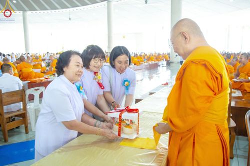 ภาพ No.205751:พิธีสวดพระพุทธมนต์ และถวายภัตตาหารเมนูสวรรค์แด่พระภิกษุ สามเณร วันจันทร์ที่ 3 กุมภาพันธ์ พ.ศ. 2568 ณ หอฉันคุณยายอาจารย์ฯ วัดพระธรรมกาย