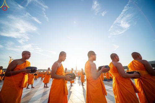 ภาพ No.187804:พิธีตักบาตรฉลองพระใหม่ ต้อนรับพุทธศักราช 2568 ณ ลานธรรมพระมหาธรรมกายเจดีย์ วัดพระธรรมกาย จ.ปทุมธานี วันที่ 1 มกราคม พ.ศ. 2568