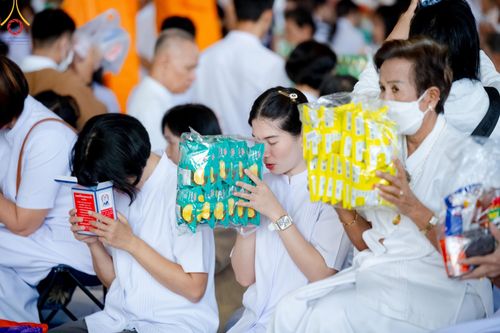 ภาพ No.207302:พิธีตักบาตร และปฏิบัติธรรมช่วงสาย ในวันมาฆบูชา วันพุธที่ 12 กุมภาพันธ์ พ.ศ. 2568 ณ วัดพระธรรมกาย จังหวัดปทุมธานี