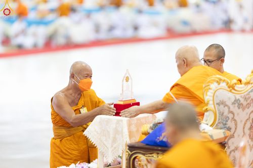 ภาพ No.85240:พิธีมุทิตาสักการะพระภิกษุ ผู้สอบได้เปรียญธรรม ๙ ประโยคระดับโลก, พิธีมอบโล่เกียรติยศและทุนการศึกษา สำนักเรียนบาลีดีเด่นทั่วประเทศ ในวันสมาธิโลก อาทิตย์ที่ 6 สิงหาคม พ.ศ. 2566 ณ สภาธรรมกายสากล วัดพระธรรมกาย