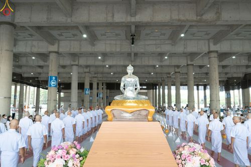 ภาพ No.84110:พิธีเวียนประทักษิณ พิธีวันทาเจดีย์ พิธีขอขมา และมอบผ้าไตร  ในโครงการบรรพชาอุปสมบทหมู่ธรรมทายาทรุ่นเข้าพรรษา และโครงการบรรพชาสามเณรโรงเรียนนานาชาติ รุ่นที่12 ในวันเสาร์ที่ 22 กรกฎาคม พ.ศ. 2566