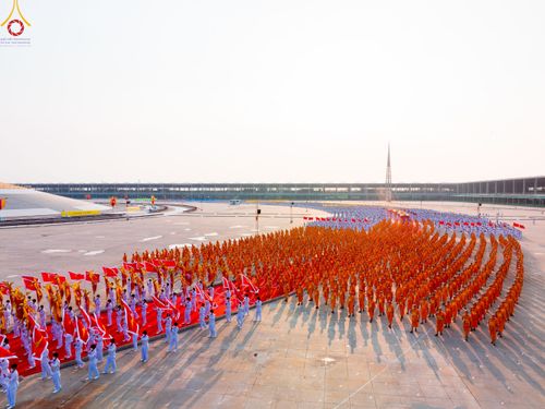 ภาพ No.79139:พิธีอัญเชิญองค์พระบรมพุทธเจ้า 24 องค์ เวียนประทักษิณรอบพระมหาธรรมกายเจดีย์ ณ วัดพระธรรมกาย  วันที่ 2 เมษายน พ.ศ. 2566