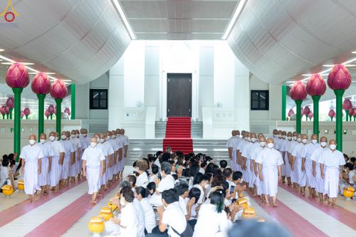 ภาพ No.82685:พิธีเวียนประทักษิณ, พิธีวันทาเจดีย์ ณ มหาธรรมกายเจดีย์  พิธีบรรพชาหมู่พระพี่เลี้ยงเข้าพรรษา, ธรรมทายาทอุดมศึกษา รุ่นที่ 50(ภาคฤดูฝน) และธรรมทายาทพุทธศาสตร์สากล รุ่นที่ 7 (ภาคฤดูฝน) วันเสาร์ที่ 17 มิถุนายน พ.ศ. 2566 ณ  โบสถ์พระไตรปิฎก วัดพระธรรมกาย จ.ปทุม