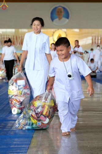 ภาพ No.81520:พิธีตักบาตร ข้าวสารอาหารแห้ง และพิธีบูชาข้าวพระ ณ สภาธรรมกายสากล วัดพระธรรมกาย วันเสาร์ที่ 3 มิถุนายน 2566