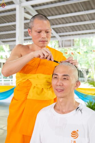 ภาพ No.338351:วันอาทิตย์ที่ 5 กรกฎาคม พศ.2569 พิธีตัดปอยผมธรรมทายาทนานาชาติ IDOP รุ่นที่ 21 จากประเทศจีน มาเลเซีย สิงคโปร์ และไต้หวัน ณ โถงช้าง วัดพระธรรมกาย
