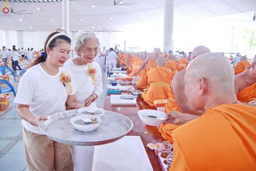 ภาพ No.348279:วันที่ 10 กันยายน พ.ศ.2569 พิธีสวดพระพุทธมนต์ และถวายภัตตาหารเป็นสังฆทาน เนื่องในวันครบ 26 ปี วันคล้ายละสังขาร คุณยายอาจารย์มหารัตนอุบาสิกาจันทร์ ขนนกยูง ณ หอฉันคุณยายอาจารย์ฯ วัดพระธรรมกาย