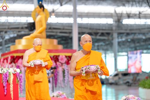 ภาพ No.83710:พิธีวางแผ่นจารึกชื่อและพิธีวางพวงมาลัยสักการะพระประธาน วันอาทิตย์ที่ 16 กรกฎาคม พ.ศ. 2566 ณ รัตนบัลลังก์ สภาธรรมกายสากล วัดพระธรรมกาย