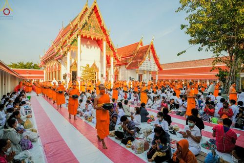 พิธีตักบาตรพระธรรมยาตราฯ ในโครงการธรรมยาตรากตัญญูบูชา มหาปูชนียาจารย์ พระมงคลเทพมุนี(สด จนฺทสโร) พระผู้ปราบมาร ปีที่ 11 ณ อนุสรณ์สถานลำดับที่ 3 สถานที่เกิดใหม่ในเพศสมณะ วัดสองพี่น้อง อ.สองพี่น้อง จ.สุพรรณบุรี วันที่ 18 มกราคม พ.ศ. 2566