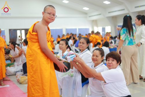 ภาพ No.321872:วันที่ 12 เมษายน พ.ศ.2569 ตักบาตรสงกรานต์ฉลองสามเณรใหม่  ณ ศูนย์ปฏิบัติธรรมระยอง(บ้านช่องลม)