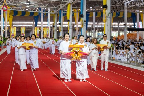 ภาพ No.92329:พิธีทอดกฐินธรรมชัยเพื่อสร้างอาคาร 115 ปี คุณยายอาจารย์มหารัตนอุบาสิกาจันทร์ ขนนกยูง อาทิตย์ต้นเดือนที่ 5 พฤศจิกายน พ.ศ. 2566 ณ วัดพระธรรมกาย จ.ปทุมธานี