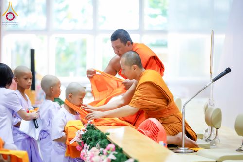 ภาพ No.317511:วันอาทิตย์ ที่ 29 มีนาคม พ.ศ.2569  พิธีปลงผม , พิธีขอขมามอบบาตรและผ้าไตร , พิธีบรรพชา ณ ศูนย์ปฏิบัติธรรมสมุทรปราการ จำนวน 42 รูป