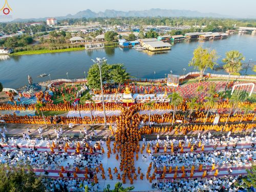 ภาพ No.284230:วันเสาร์ที่ 20 ธันวาคม พ.ศ.2568  พิธีตักบาตรพระ 10,000 รูป เนื่องในโอกาส 194 ปี จังหวัดกาญจนบุรี และอุทิศส่วนกุศลให้แด่บรรพชนทั้งหลาย บริเวณถนนสองแคว (Skywalk) เมืองกาญจนบุรี