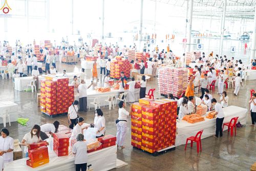 ภาพ No.321176:วันที่ 10-11 เมษายน พ.ศ.2569 การเตรียมกล่องไทยธรรม และการติดผ้ารับประเคน เพื่องานถวายมหาสังฆทาน 40,000 กว่าวัดทั่วประเทศ วันคุ้มครองโลก 22 เมษายน พ.ศ.2569 วัดพระธรรมกาย