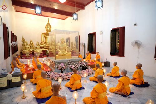 ภาพ No.73323:พิธีจุดประทีปถวายเป็นพุทธบูชา และบูชาธรรมมหาปูชนียาจารย์ ในโครงการธรรมยาตรากตัญญูบูชา มหาปูชนียาจารย์ พระมงคลเทพมุนี(สด จนฺทสโร) พระผู้ปราบมาร ปีที่ 11 ณ อนุสรณ์สถานลำดับที่ 4 สถานที่เกิดด้วยกายธรรม วัดโบสถ์ (บน) บางคูเวียง อ.บางกรวย จ.นนทบุรี วันที่ 21 