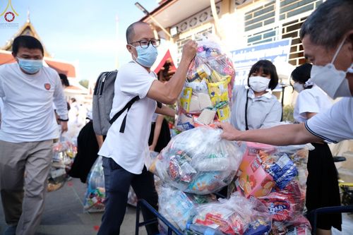 ภาพ No.73628:พิธีตักบาตรพระธรรมยาตราฯ ในโครงการธรรมยาตรากตัญญูบูชา มหาปูชนียาจารย์ พระมงคลเทพมุนี(สด จนฺทสโร) พระผู้ปราบมาร ปีที่ 11 ณ อนุสรณ์สถานลำดับที่ 4 สถานที่เกิดด้วยกายธรรม วัดโบสถ์ (บน) บางคูเวียง อ.บางกรวย จ.นนทบุรี วันที่ 22 มกราคม พ.ศ. 2566