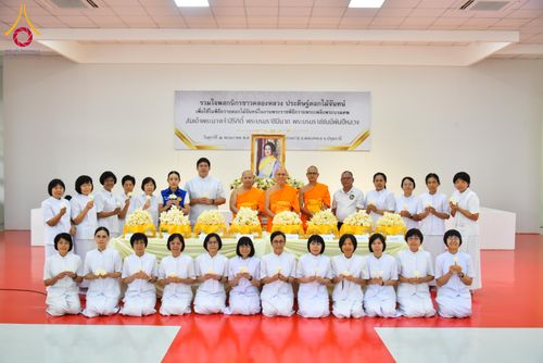 ภาพ No.327529:วันศุกร์ที่ 1 พฤษภาคม พ.ศ. 2569 รวมใจพสกนิกรชาวอำเภอคลองหลวง ประดิษฐ์ดอกไม้จันทน์ เพื่อใช้ในพิธีถวายดอกไม้จันทน์ในงานพระราชพิธีถวายพระเพลิงพระบรมศพ สมเด็จพระนางเจ้าสิริกิติ์ พระบรมราชินีนาถ พระบรมราชชนนีพันปีหลวง ณ วัดพระธรรมกาย