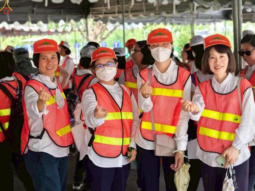 ภาพ No.300584:ภาพเบื้องหลังอาสาสมัครรวมใจ ชุดที่ 3 ในโครงการธรรมยาตรา กตัญญูบูชา มหาปูชนียาจารย์ พระมงคลเทพมุนี(สด จนฺทสโร) พระผู้ปราบมาร อนุสรณ์สถาน 7 แห่ง ปีที่ 14