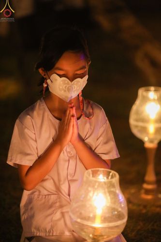 ภาพ No.71951:พิธีจุดประทีปถวายเป็นพุทธบูชา และบูชาธรรมมหาปูชนียาจารย์ ในโครงการธรรมยาตรากตัญญูบูชา มหาปูชนียาจารย์ พระมงคลเทพมุนี(สด จนฺทสโร) พระผู้ปราบมาร ปีที่ 11 ณ อนุสรณ์สถานลำดับที่ 3 สถานที่เกิดใหม่ในเพศสมณะ วัดสองพี่น้อง อ.สองพี่น้อง จ.สุพรรณบุรี วันที่ 17 มกร