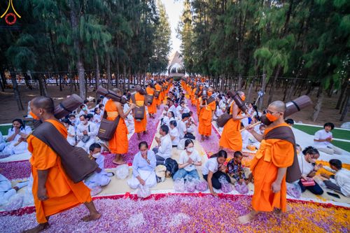 ภาพ No.105732:พิธีต้อนรับพระธรรมยาตรา ในโครงการธรรมยาตรากตัญญูบูชา มหาปูชนียาจารย์ พระมงคลเทพมุนี(สด จนฺทสโร) พระผู้ปราบมาร อนุสรณ์สถาน 7 แห่ง ปีที่ 12 วันที่ 3 มกราคม พ.ศ. 2567 ณ อนุสรณ์สถานโลตัสแลนด์ จ.สุพรรณบุรี