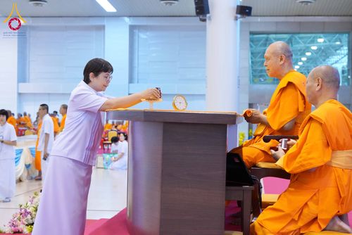 ภาพ No.338061:วันอาทิตย์ต้นเดือน 5 กรกฎาคม พ.ศ.2569 สัมมนาพิเศษ พิธีมอบพระของขวัญ ณ ห้องแก้วสารพัด1 วัดพระธรรมกาย