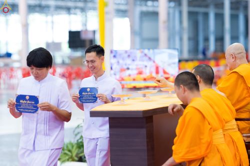 ภาพ No.339022:วันอาทิตย์ที่ 12 กรกฎาคม พ.ศ.2569 พิธีมุทิตาผู้สอบได้เปรียญธรรม ประโยค 1-2 ถึง ป.ธ.9 และ บ.ศ.1-2 ถึง บ.ศ.6 สำนักศาสนศึกษาวัดพระธรรมกาย ประจำปี 2569, พิธีมอบตราตั้งแต่งตั้งอาจารย์ใหญ่ สำนักศาสนศึกษาวัดพระธรรมกาย