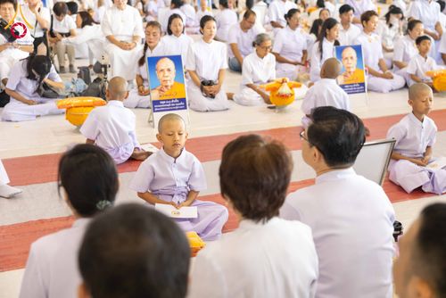 ภาพ No.319447:วันเสาร์ที่ 4 เมษายน พ.ศ.2569 พิธีขอขมา มอบผ้าไตร และถวายบาตรแด่นาคธรรมทายาท ในโครงการบรรพชาสามเณรฟื้นฟูพระพุทธศาสนาทั่วไทย โครงการหน่อแก้วเปรียญธรรม รุ่นที่ 14 โครงการสามเณรยุวธรรมทายาท รุ่นที่ 34 โครงการสามเณรมัชฌิมธรรมทายาท รุ่นที่ 30 ณ สภาธรรมกายสากล