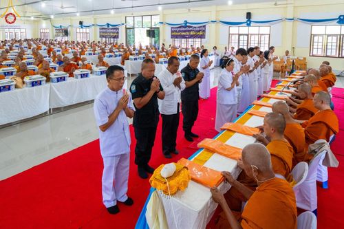 ภาพ No.137723:พิธีตักบาตร พิธีถวายสังฆทานแด่คณะสงฆ์ 323 วัด พิธีทำบุญอุทิศส่วนกุศลแด่ผู้วายชนม์ ในเหตุการณ์ความไม่สงบ 4 จังหวัดชายแดนภาคใต้ ปีที่ 20 ครั้งที่ 169 และพิธีมอบกองทุนหนุนแรงใจช่วยครูใต้ ปีที่ 17 ครั้งที่ 134 วันที่ 25 พฤษภาคม พ.ศ.2567 อ.ตากใบ จ.นราธิวาส