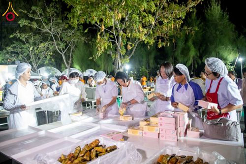 ภาพ No.288766:วันที่ 6 มกราคม พ.ศ. 2569 พิธีถวายภัตตาหารเป็นสังฆทาน แด่พระธรรมยาตรา ในโครงการธรรมยาตรา กตัญญูบูชา มหาปูชนียาจารย์ พระมงคลเทพมุนี(สด จนฺทสโร) พระผู้ปราบมาร อนุสรณ์สถาน 7 แห่ง ปีที่ 14 ณ อนุสรณ์สถานมหาวิหารพระมงคลเทพมุนี (โลตัสแลนด์) อ.สองพี่น้อง จ.สุพรร