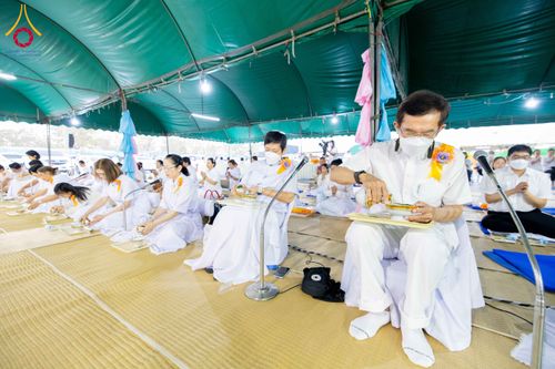 ภาพ No.300221:วันที่ 22 มกราคม พ.ศ. 2569 พิธีถวายภัตตาหารเป็นสังฆทาน แด่พระธรรมยาตรา ณ อนุสรณ์สถานบางปลา วัดบางปลา อำเภอบางเลน จังหวัดนครปฐม ในโครงการธรรมยาตรา กตัญญูบูชา มหาปูชนียาจารย์ พระมงคลเทพมุนี(สด จนฺทสโร) พระผู้ปราบมาร อนุสรณ์สถาน 7 แห่ง ปีที่ 14