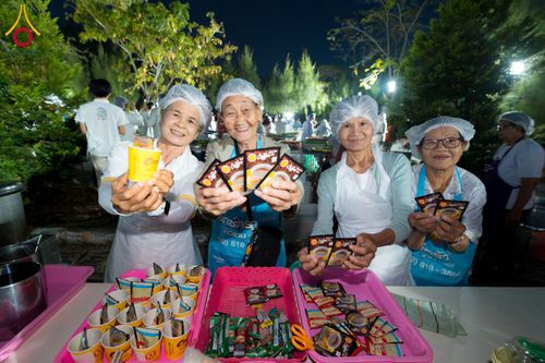 ภาพ No.287946:วันที่ 4 มกราคม พ.ศ. 2569 พิธีถวายภัตตาหารเป็นสังฆทาน แด่พระธรรมยาตรา ในโครงการธรรมยาตรา กตัญญูบูชา มหาปูชนียาจารย์ พระมงคลเทพมุนี(สด จนฺทสโร) พระผู้ปราบมาร อนุสรณ์สถาน 7 แห่ง ปีที่ 14 ณ อนุสรณ์สถานมหาวิหารพระมงคลเทพมุนี (โลตัสแลนด์) อ.สองพี่น้อง จ.สุพรร