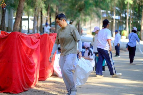 ภาพ No.296168:ภาพเบื้องหลังอาสาสมัครรวมใจ ชุดที่ 2 ในโครงการธรรมยาตรา กตัญญูบูชา มหาปูชนียาจารย์ พระมงคลเทพมุนี(สด จนฺทสโร) พระผู้ปราบมาร อนุสรณ์สถาน 7 แห่ง ปีที่ 14