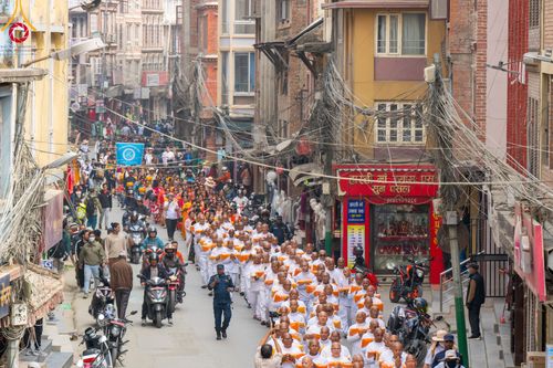 ภาพ No.313502:วันพฤหัสบดีที่ 12 มีนาคม พ.ศ. 2569 ขบวนแห่นาคธรรมทายาทในโครงการบรรพชาสามเณร 500 รูป  จาก นาคบาฮาล (Nagbahal) สู่จัตุรัสปาทัน (Patan Durbar Square) ประเทศเนปาล