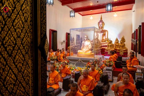 ภาพ No.297250:วันที่ 15 มกราคม พ.ศ.2569 พระธรรมยาตราปฏิบัติธรรมและถ่ายภาพหมู่ประวัติศาสตร์ อนุสรณ์สถานลำดับที่ 4 สถานที่เกิดด้วยกายธรรม  ณ วัดโบสถ์บน ต.บางคูเวียง จ.นนทบุรี ในโครงการธรรมยาตรา กตัญญูบูชา มหาปูชนียาจารย์ พระมงคลเทพมุนี(สด จนฺทสโร) พระผู้ปราบมาร อนุสรณ์ส