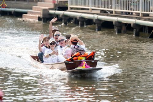 ภาพ No.296796:วันที่ 17 มกราคม พ.ศ. 2569 พิธีจุดประทีปถวายเป็นพุทธบูชา และบูชาธรรมมหาปูชนียาจารย์  ณ วัดโบสถ์บน ต.บางคูเวียง จ.นนทบุรี อนุสรณ์สถานลำดับที่ 4 สถานที่เกิดด้วยกายธรรม ในโครงการธรรมยาตรา กตัญญูบูชา มหาปูชนียาจารย์ พระมงคลเทพมุนี(สด จนฺทสโร) พระผู้ปราบมาร อ