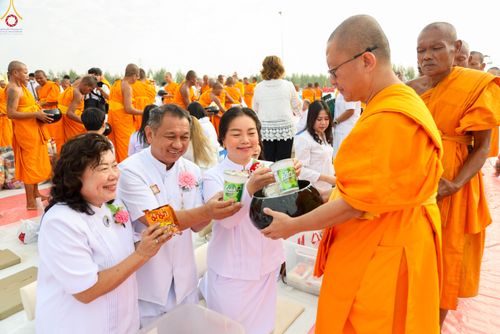 ภาพ No.302688:วันที่ 24 มกราคม พ.ศ. 2569 พิธีตักบาตรพระธรรมยาตรา(ภาพชุดที่ 2) ณ อนุสรณ์สถานลำดับที่ 5 สถานที่เผยแผ่วิชชาธรรมกายครั้งแรก อนุสรณ์สถานบางปลา วัดบางปลา อำเภอบางเลน จังหวัดนครปฐม ในโครงการธรรมยาตรา กตัญญูบูชา มหาปูชนียาจารย์ พระมงคลเทพมุนี(สด จนฺทสโร) พระผู