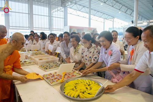 ภาพ No.303883:วันที่ 28 มกราคม พ.ศ. 2569 พิธีถวายภัตตาหารเป็นสังฆทาน แด่พระธรรมยาตรา ณ วัดพระธรรมกาย  จังหวัดปทุมธานี ในโครงการธรรมยาตรา กตัญญูบูชา มหาปูชนียาจารย์ พระมงคลเทพมุนี(สด จนฺทสโร) พระผู้ปราบมาร อนุสรณ์สถาน 7 แห่ง ปีที่ 14