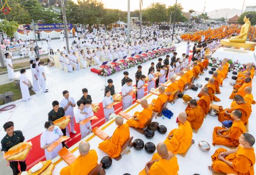 ภาพ No.282594:วันเสาร์ที่ 20 ธันวาคม พ.ศ.2568 พิธีตักบาตรพระ 10,000 รูป (ชุด 2) เนื่องในโอกาส 194 ปี จังหวัดกาญจนบุรี และอุทิศส่วนกุศลให้แด่บรรพชนทั้งหลาย บริเวณถนนสองแคว (Skywalk) เมืองกาญจนบุรี