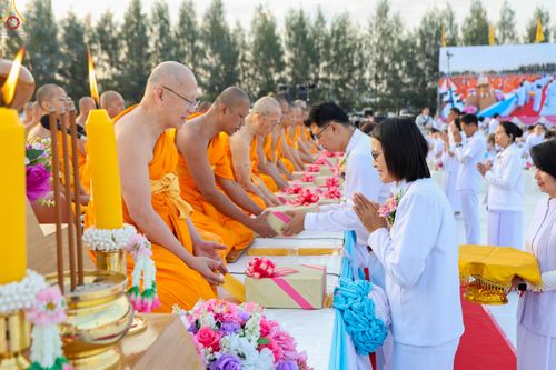 ภาพ No.302532:วันที่ 24 มกราคม พ.ศ. 2569 พิธีตักบาตรพระธรรมยาตรา ณ อนุสรณ์สถานลำดับที่ 5 สถานที่เผยแผ่วิชชาธรรมกายครั้งแรก อนุสรณ์สถานบางปลา วัดบางปลา อำเภอบางเลน จังหวัดนครปฐม ในโครงการธรรมยาตรา กตัญญูบูชา มหาปูชนียาจารย์ พระมงคลเทพมุนี(สด จนฺทสโร) พระผู้ปราบมาร อนุส