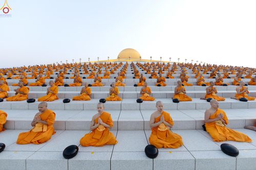 ภาพ No.279711:วันที่ 1 มกราคม พ.ศ.2569 พิธีตักบาตรในวันขึ้นปีใหม่ ณ ลานธรรม วัดพระธรรมกาย