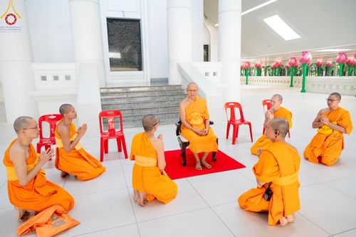 ภาพ No.159779:พิธีตัดปอยผมปลงผมนาคธรรมทายาท, พิธีบรรพชาอุปสมบทหมู่ โครงการอุปสมบทหมู่บูชาธรรม 140 ปี พระมงคลเทพมุนี (สด จนฺทสโร) ณ โบสถ์พระไตรปิฏก วัดพระธรรมกาย วันเสาร์ที่ 5 ตุลาคม พ.ศ. 2567