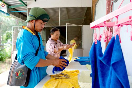 ภาพ No.235476:วันที่ 30-31 กรกฎาคม พ.ศ. 2568 วัดพระธรรมกาย มูลนิธิธรรมกาย ร่วมกับศูนย์ส่งเสริมศีลธรรมจังหวัดสุรินทร์ เปิดศูนย์พักพิงชั่วคราวเพื่อช่วยเหลือประชาชน ผู้อพยพจากเหตุปะทะกันตามแนวชายแดน ไทย-กัมพูชา ตั้งแต่วันที่ 24 กรกฎาคม พ.ศ.2568 เป็นต้นไป