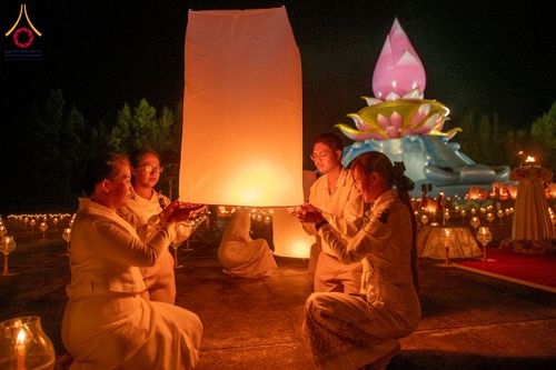 ภาพ No.266179:วันพุธที่ 5 พฤศจิกายน พ.ศ. 2568 (วันพระ ขึ้น 15 ค่ำ เดือน 12) พิธีจุดประทีปโคมลาน, โคมลอย และลอยกระทง ถวายประทีปเป็นพุทธบูชา สร้างความสว่างไสวให้กับแผ่นดินด้วยแสงธรรม ณ พุทธอุทยานนานาชาติ จังหวัดหนองคาย