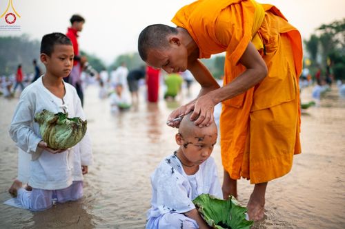 ภาพ No.63353:Photo Story  มหัศจรรย์วัดดงดินแดง Episode 1  พิธีปลงผมนาคธรรมทายาท  ในโครงการบรรพชาอุปสมบทหมู่ ฟื้นฟูพระพุทธศาสนาทั่วไทย วัดดงดินแดง ณ ลำน้ำแม่ตื่น อ.อมก๋อย จ.เชียงใหม่ วันที่ 2 เมษายน พ.ศ. 2567