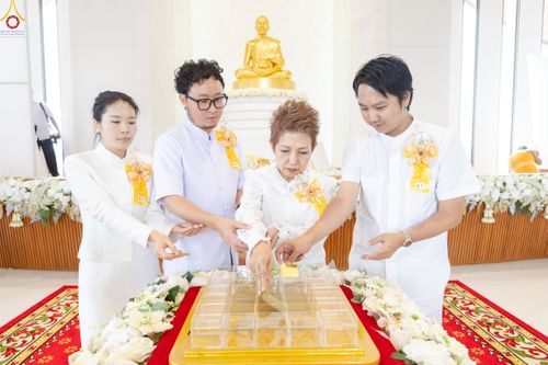 ภาพ No.239471:วันอาทิตย์ที่ 17 สิงหาคม พ.ศ. 2568 พิธีกดปุ่มอัญเชิญรูปเหมือน พระมงคลเทพมุนี (สด จันทสโร)  ณ มหาวิหารแก้วพระมงคลเทพมุนี  ศูนย์ปฏิบัติธรรมแก้วเมืองเลย