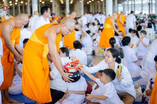 ภาพ No.151077:พิธีตักบาตร ในวันอาทิตย์ต้นเดือน วันที่ 1 กันยายน พ.ศ. 2567 ณ สภาธรรมกายสากล วัดพระธรรมกาย