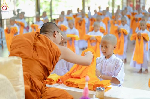 ภาพ No.135128: พิธีบรรพชาสามเณร  พิธีตักบาตรฉลองสามเณรใหม่ วันที่ 1 เมษายน พ.ศ.2567 ในโครงการบรรพชาสามเณรฟื้นฟูพระพุทธศาสนาทั่วไทย ณ ศูนย์ปฏิบัติธรรมแก้วเมืองเลย