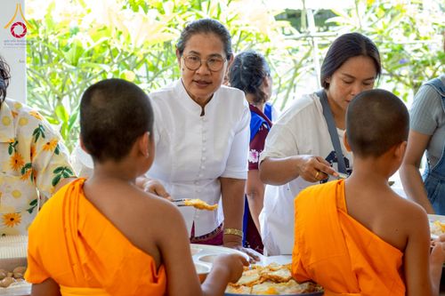 ภาพ No.218129:วันอาทิตย์ที่ 13 เมษายน พ.ศ. 2568 พิธีตักบาตรฉลองสามเณรใหม่ 75 รูป เนื่องในวันสงกรานต์ (โครงการบรรพชาสามเณรฟื้นฟูพระพุทธศาสนาทั่วไทย ประจำปีพุทธศักราช 2568) ณ ศูนย์ปฏิบัติธรรมระยอง(บ้านช่องลม) ตำบลบางบุตร อำเภอบ้านค่าย จังหวัดระยอง