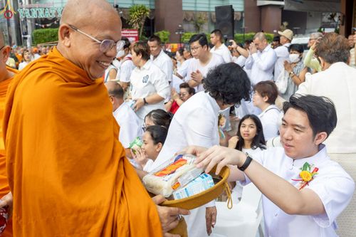 ภาพ No.237137:วันอาทิตย์ที่ 10 สิงหาคม พ.ศ. 2568 มหาสังฆทานครั้งยิ่งใหญ่ ตักบาตรพระ 10,000 รูป ถ.นิพัทธ์อุทิศ 3 ใจกลางนครหาดใหญ่ จ.สงขลา (ชุดที่ 2)