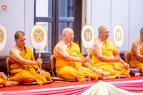 ภาพ No.214849:พิธีต้อนรับสัญญาบัตร พัดยศ พระราชวิเทศวชิรเวที (บัณฑิต วรปญฺโญ) เจ้าอาวาสวัดพระธรรมกายสกอตแลนด์ สหราชอาณาจักร ผู้ช่วยเจ้าอาวาสวัดพระธรรมกาย ณ อุโบสถพระไตรปิฏก วัดพระธรรมกาย